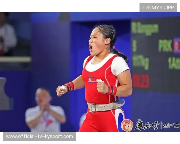 举重女子组队员呐喊震得灯都闪